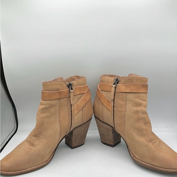 Dolce Vita Women’s 10 Side Zip Camel Perforated ankle bootie Coastal Cowgirl - Picture 5 of 12